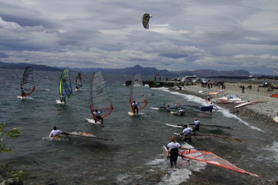 El viento, que tanto molesta a los que quieren ir a la playa del Nahuel Huapi, es en cambio la condicin ideal para los surfistas. 