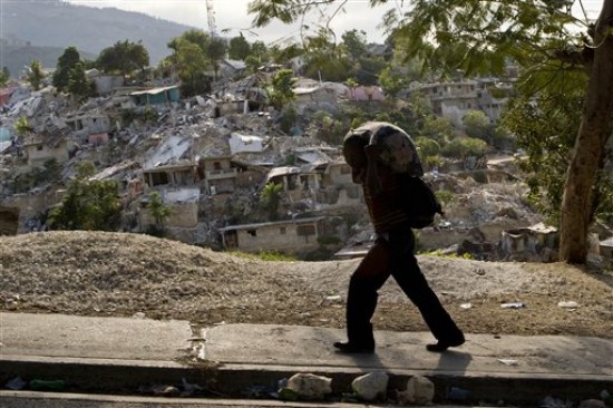 Bajo los escombros, aun hay personas con vida. Incansable tarea de los rescatistas. (FOTO: AP)