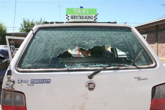 El auto apareci en la zona de bardas, sin el estreo ni la ticketera y con dos vidrios rotos. 