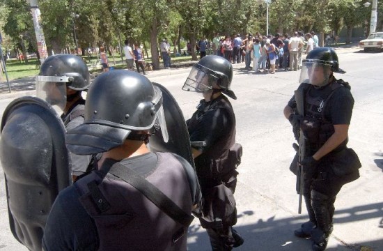 La polica intervino para dispersar a los manifestantes (arriba) mediante el uso de gases y cartuchos de balas de goma. 
