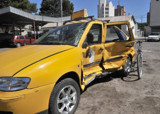 En el taxi iban tres pasajeras, una de las cuales qued atrapada. La debieron asistir los bomberos y luego fue internada. 