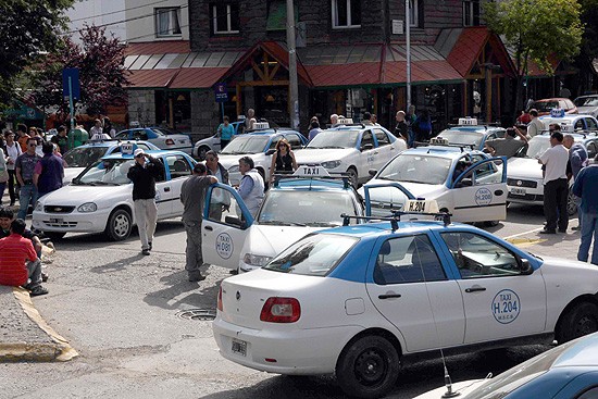 Los taxistas se concentraron en el centro de la ciudad para exigir mayor seguridad a las autoridades (FOTO: Toncek Arko)