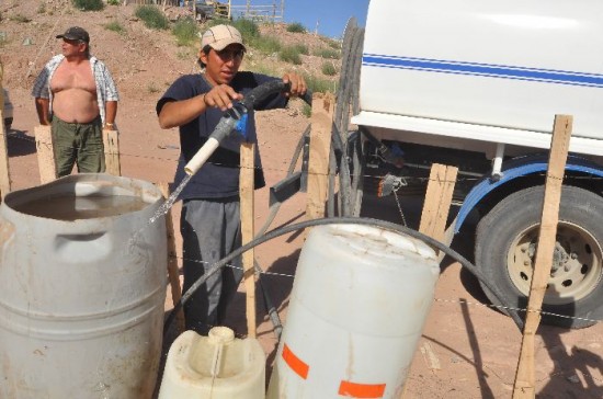 Trasladan en camiones agua para familias carenciadas que viven en tomas del oeste. 