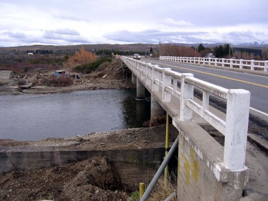 La construccin del puente en la Ruta 40 genera tensiones. La obra se fren a mediados del 2009 y pretendan reiniciarla maana. 