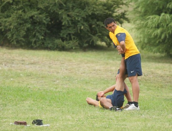 Riquelme, afuera por un problema en la rodilla. 