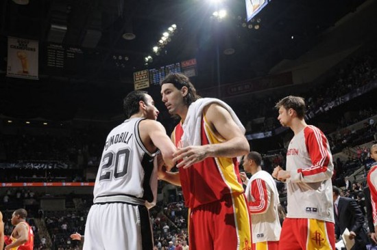 El saludo final entre los compaeros de seleccin. Scola marc 13 puntos y Manu 15. 