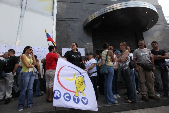 Desolacin entre los empleados de Radio Caracas Televisin Internacional. Chvez argument que no cumpli con las regulaciones. 