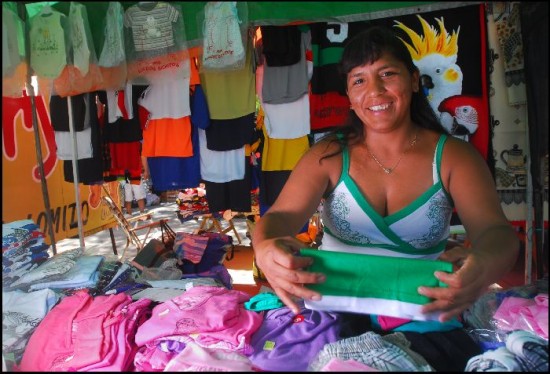 En las ferias abiertas y en las centradas, la comunidad boliviana ejerce su comercio que en general es informal. 