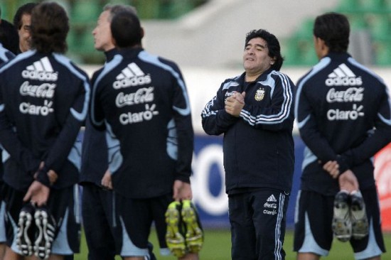 Varios sern los hombres que probar por primera vez Diego Maradona. 