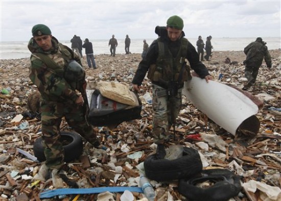 Soldados libaneses recogen restos del avin. (FOTO AP)