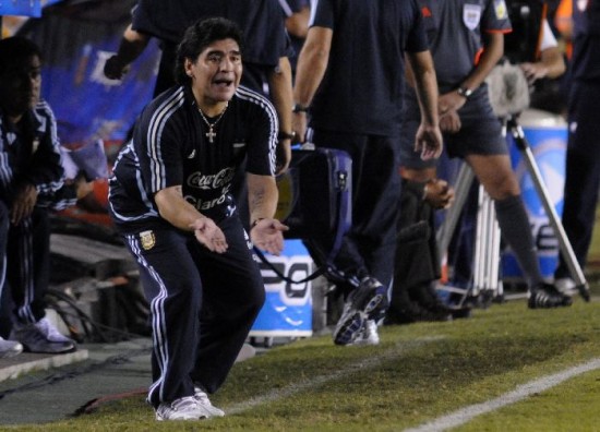 Despus de la suspensin de la FIFA, Maradona vuelve a sentarse en el banco del seleccionado nacional. 