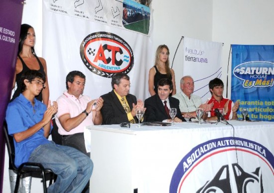 El gobierno neuquino present el TC acompaado de los pilotos Matas Rossi y Camilo Echevarra. 