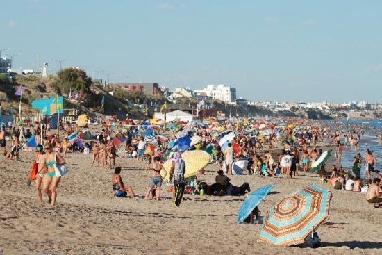 Una postal de Las Grutas: buen clima, playa y una gran cantidad de visitantes. 