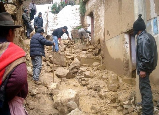 En diferentes partes de Cusco las lluvias provocaron aludes. Aqu, piedras de grandes dimensiones bloquean una calle. 