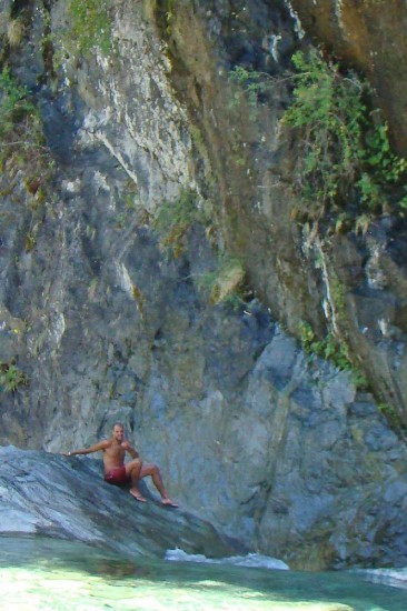 Juan Manuel vila posa segundos antes del accidente sobre la misma piedra de la que resbal 