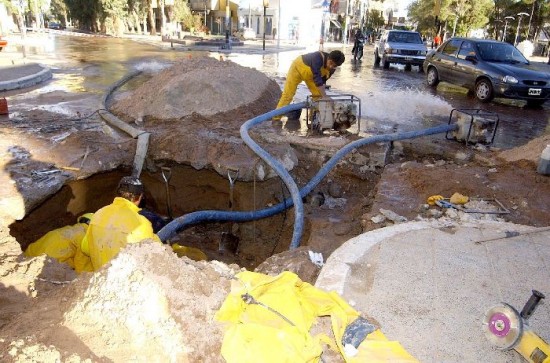 La empresa de agua y saneamiento quiere reemplazar caos muy antiguos que se rompen con frecuencia. 