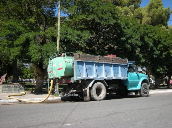 Pese a las modificaciones realizadas, igual se riega con camiones cisterna. 