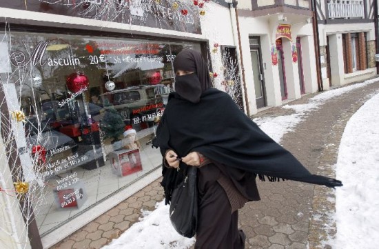 El burka no es un símbolo musulmán sino de sumisión femenina, según los franceses. 