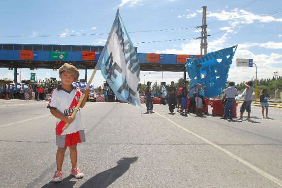 El puente que une Neuqun con Cipolletti fue el escenario de las movilizaciones. 