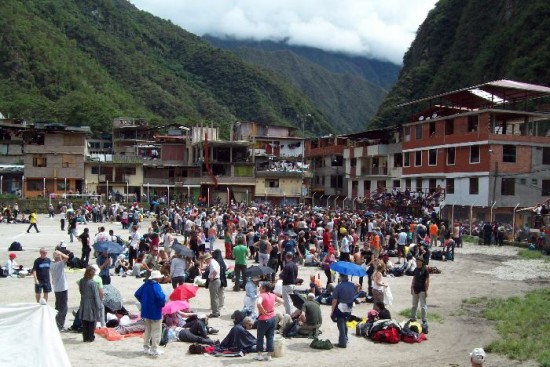 Las fuertes lluvias que azotan Cuzco desde hace dos semanas hicieron crecer ros y arroyos al punto que las vas frreas quedaron cortadas. 