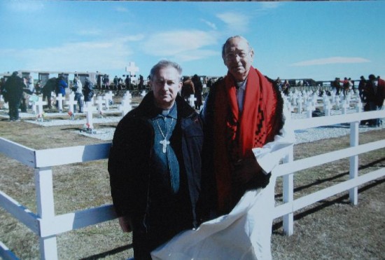 Martnez Torrens (der.) y otro sacerdote en el cementerio malvinense en el 2009. Vicente Martnez Torrens. 