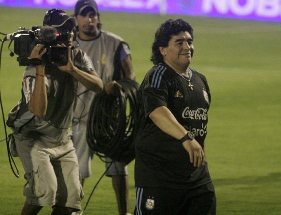 Maradona fue ovacionado en San Juan. 