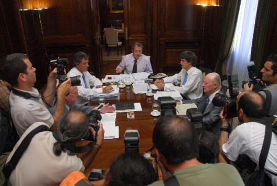 Cobos, Marconatto y Prat Gay minutos antes de recibir al suspendido titular del Banco Central. 