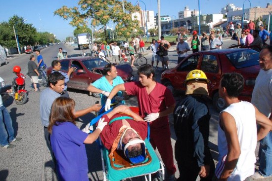 El conductor del Fiat fue extrado con suma precaucin del rodado. 