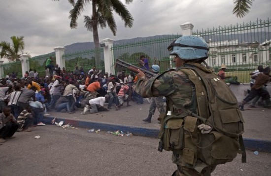 Las fuerzas de seguridad apenas han podido contener los saqueos y abusos en la ciudad. La distribucin de ayuda se complica debido a los problemas de seguridad, con bandas armadas que actan a su antojo ante la ausencia del gobierno, y de logstica, debido a la escasez de transporte y a la corrupcin e ineficiencia de las autoridades encargadas de repartir la ayuda. Los comercios a menudo son saqueados por pobladores desesperados ante la falta de ayuda, a diecisiete das de ocurrido el terremoto. 