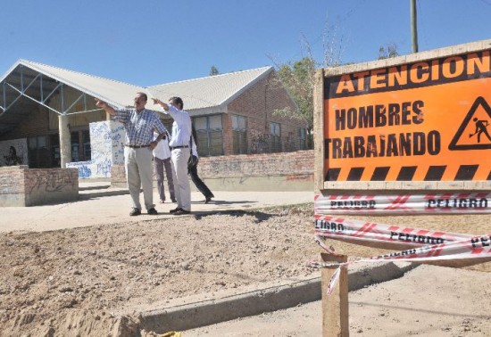 En Canal V se estn pavimentando calles y ejecutando cordones cunetas. 