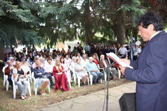 Las autoridades de la comarca fueron las encargadas de entregar los pergaminos y todos los presentes. 