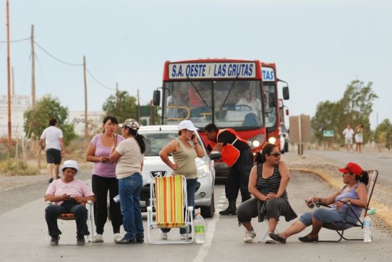 Cada una hora liberan el trnsito. As se mantendrn hasta el martes, dijeron los manifestantes. Estn en el cruce de las rutas 3 y 251. 