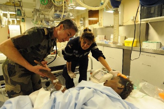 La jovencita, en el hospital flotante del barco francs Siroco. 