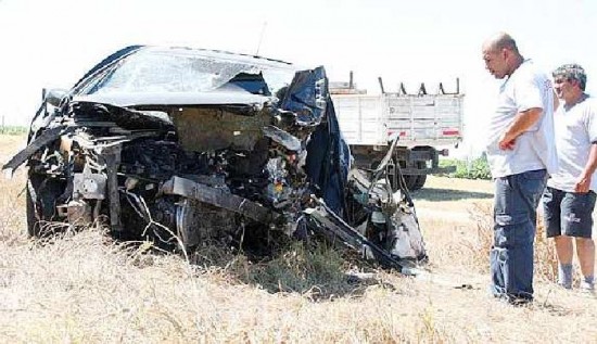 No qued claro como chocaron los dos autos pero s que uno de ellos embisti a la vaca. 