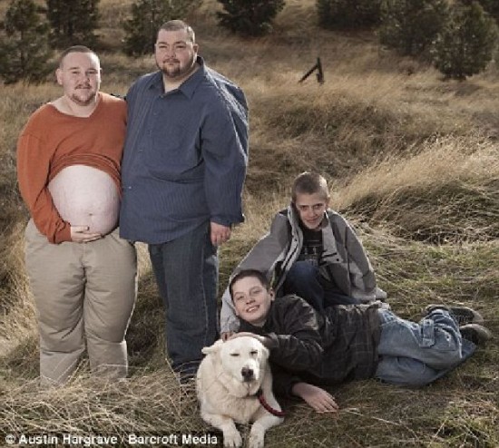 Scott Moore, embarazado de ocho meses, junto a su pareja y sus otros hijos. 