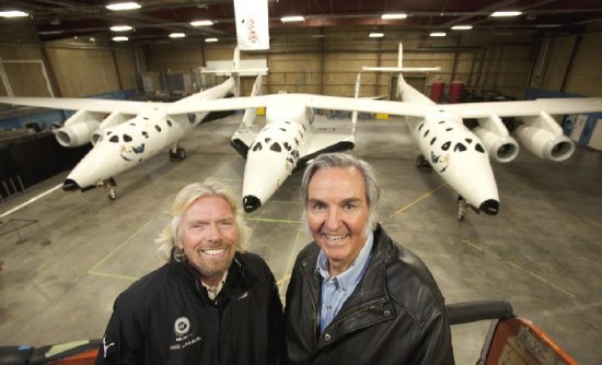 Sir Richard Brandson y Burt Rutan. Detrs el avin de cabinas gemelas WhiteKnight Two, con el Space Ship Two amarrado bajo su ala central. 