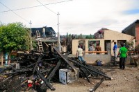 La mayora de las pertenencias de las siete familias fueron consumidas por las llamas. Los vecinos, ante la terrible postal de ayer. 