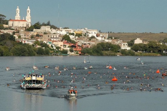 El cruce a nado del ro Negro tendr a 44 participantes de nivel internacional. 
