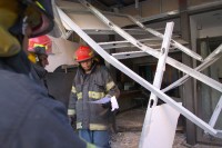 Una brigada de bomberos encontr restos de una mochila, un matafuego y un bidn plstico entre los restos de mampostera y vidrio. 