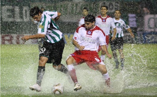 Durante los siete minutos de juego, el local fue ms incisivo que el Bicho. 