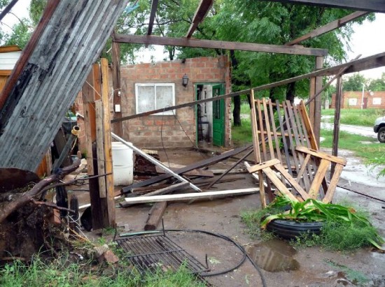 Unas quince viviendas perdieron su techo debido al fuerte viento que soplaba en la localidad bonaerense. 