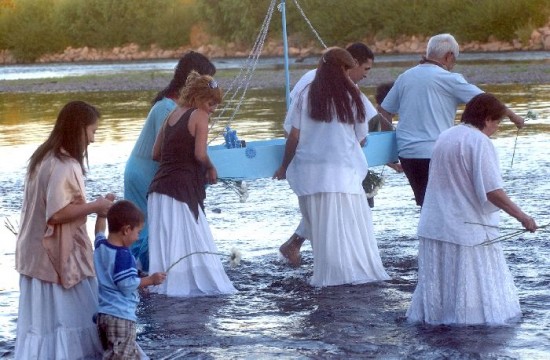 Agradecimientos y pedidos van junto a las ofrendas en la barcaza. 