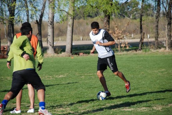 El goleador Cristian Taborda es la gran carta de gol del Deportivo Roca, que apunta a la clasificacin. El Rojo hizo ayer su ltima prctica de ftbol pero Morales todava no confirm a todos los titulares. 