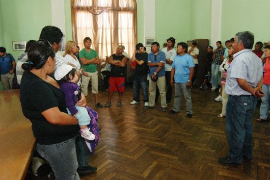 Los obreros se reunieron en el municipio de San Antonio. La salida a travs de la cmara marplatense no los convence. 