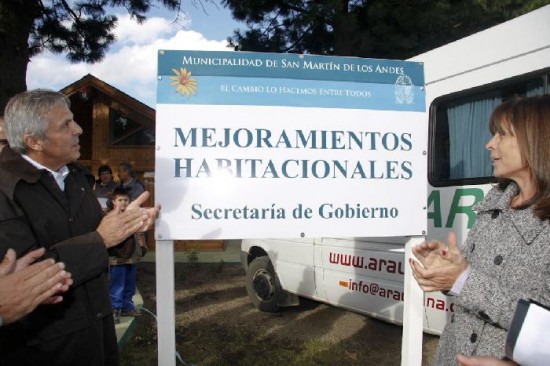 El mandatario provincial y su hermana, la intendenta, inauguraron la oficina de Mejoramientos Habitacionales. 