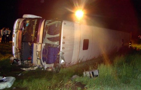 Cuando se produjo el accidente llova. El mnibus llevaba turistas de San Juan a Necochea. 