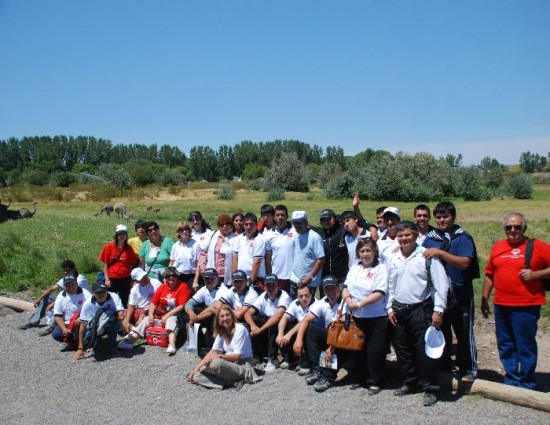 Los chicos esperan con ansias la inauguracin (foto superior). Sern en total 5.300 de ms de 200 delegaciones. Ayer, participantes del Mundialito Integrndonos hicieron una recorrida por el zoo Bubalc. (foto inferior). 