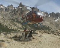 El helicptero permiti bajar con una red los restos que se haban acumulado en el refugio. 