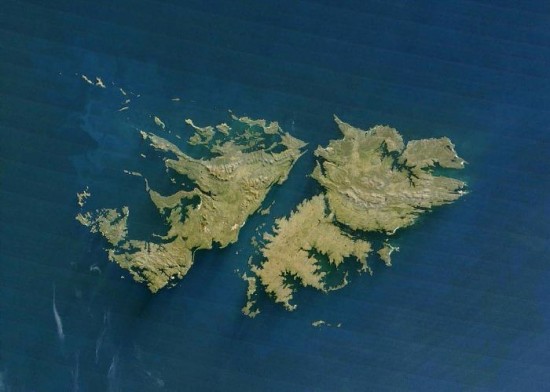 La posibilidad de que firmas britnicas busquen crudo en la zona martima cercana a las islas gener tensin diplomtica. 