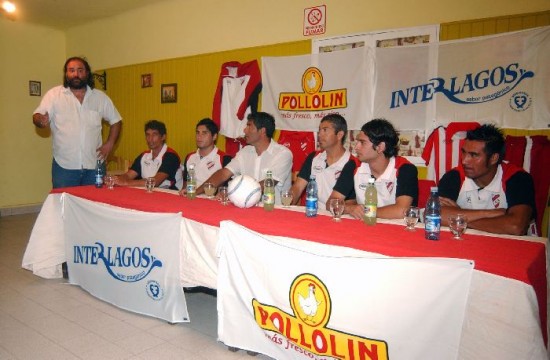 A horas de volver a las canchas despus de tiempos de turbulencia, ayer por la tarde Independiente present en sociedad los refuerzos para esta nueva temporada y la indumentaria con la que afrontar el torneo Argentino B. Lo hizo con una conferencia de prensa durante la cual el presidente Gastn Sobisch ofici de interlocutor y en la que el tcnico Roger Morales dio algunos detalles de cmo afrontar el campeonato, donde debutar maana antre Roca. 